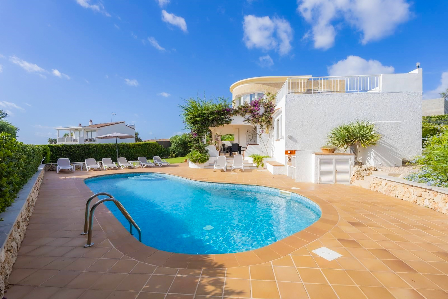 In questa splendida villa moderna potrete ammirare la vista sul mare dalla vostra terrazza privata o prendere il sole a bordo piscina riscaldata.