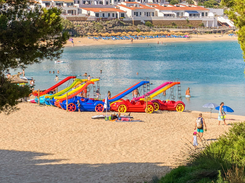 Le migliori cose da fare a Minorca nel 2026: pedalò sulla spiaggia di Arenal