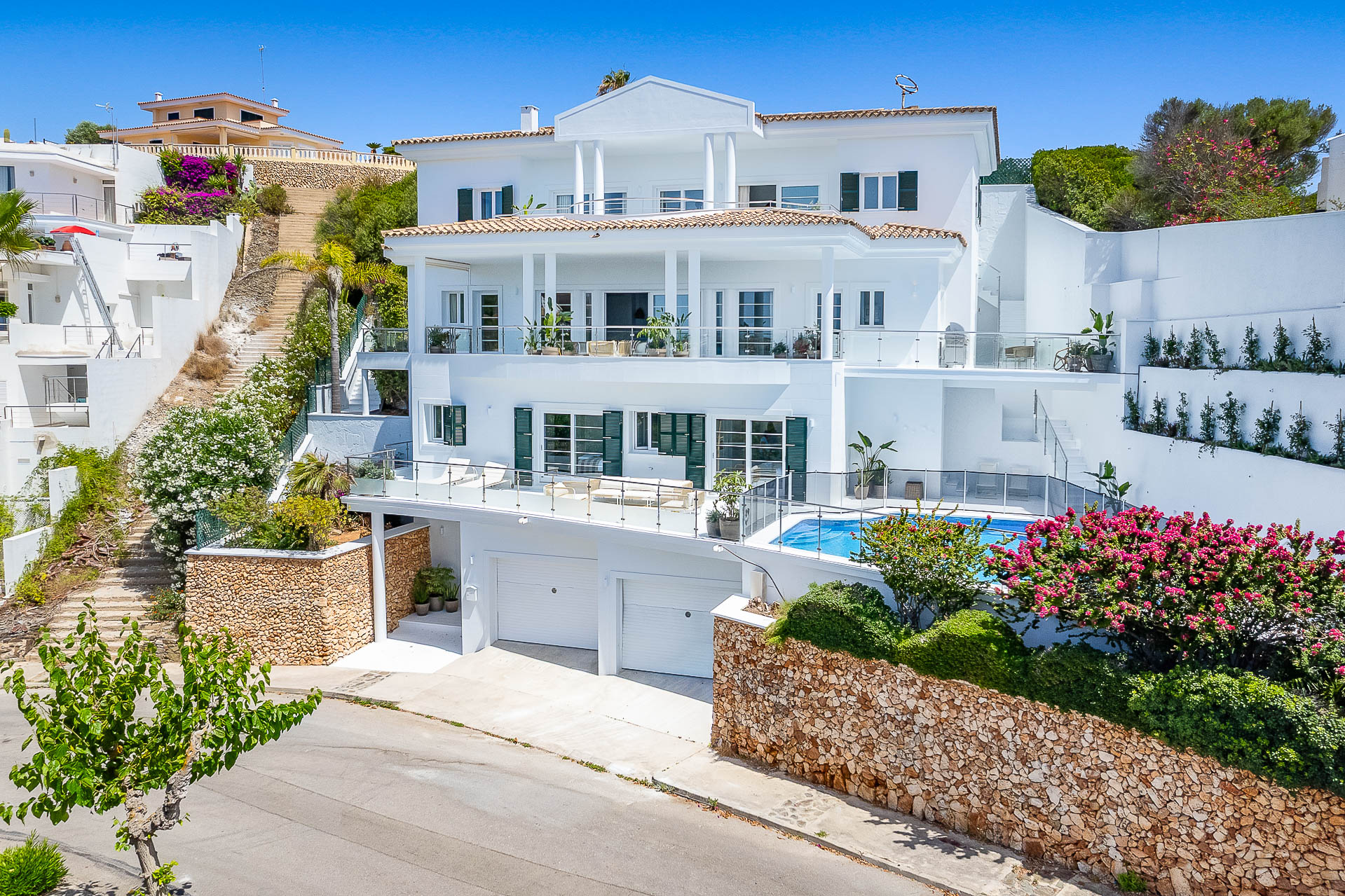Goditi la vista sul mare dalla tua piscina privata in questa splendida villa sul porto, situata nell'ambita zona residenziale di Cala Llonga, vicino a Mahón.