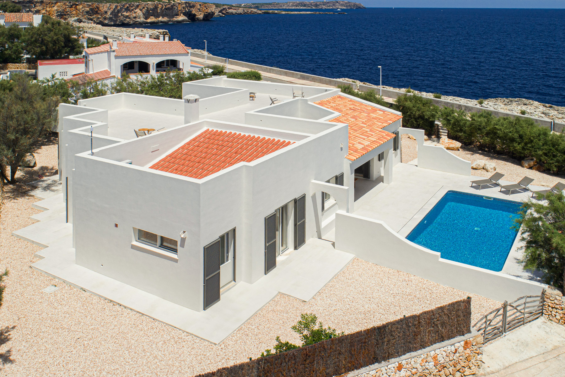 Ammirate la vista panoramica sul mare dalla terrazza privata sul tetto di questa splendida villa moderna sul lungomare di Minorca.