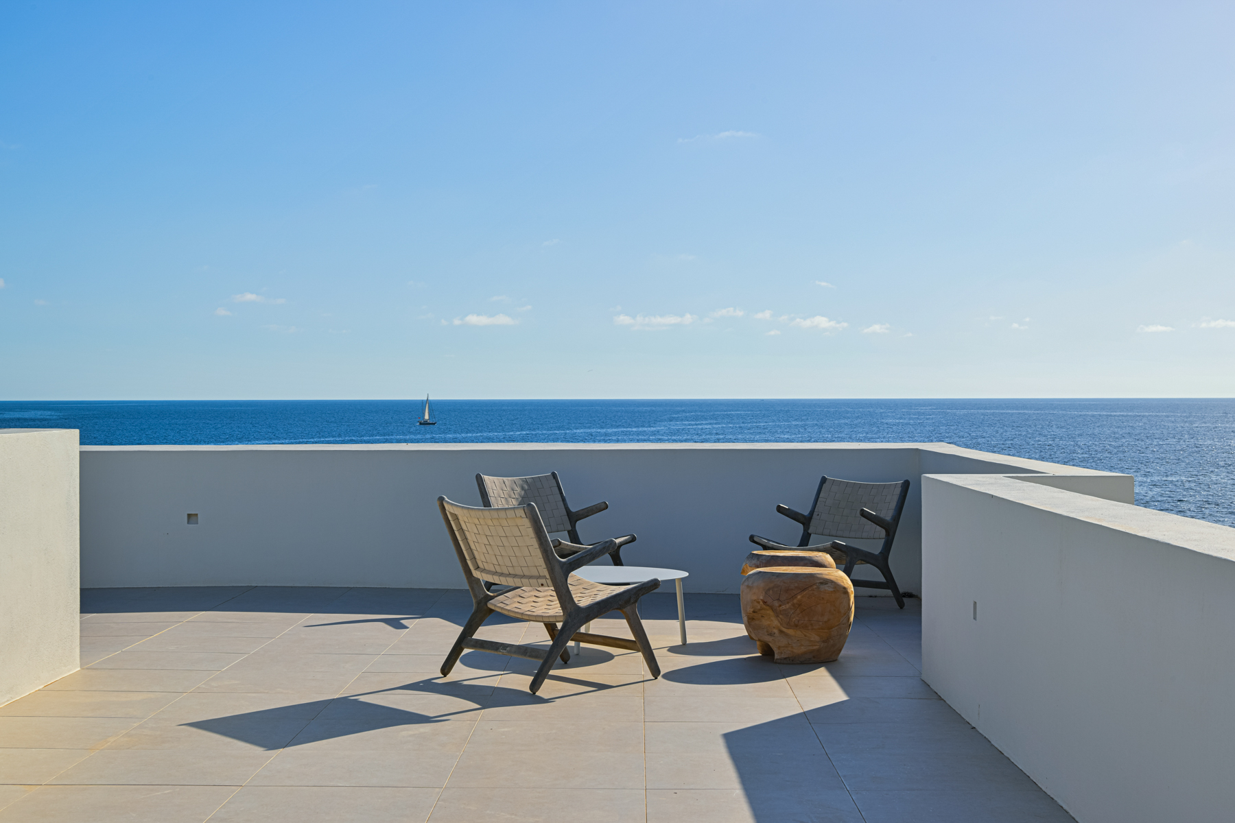 Ammirate la vista panoramica sul mare dalla terrazza privata sul tetto di questa splendida villa moderna sul lungomare di Minorca.