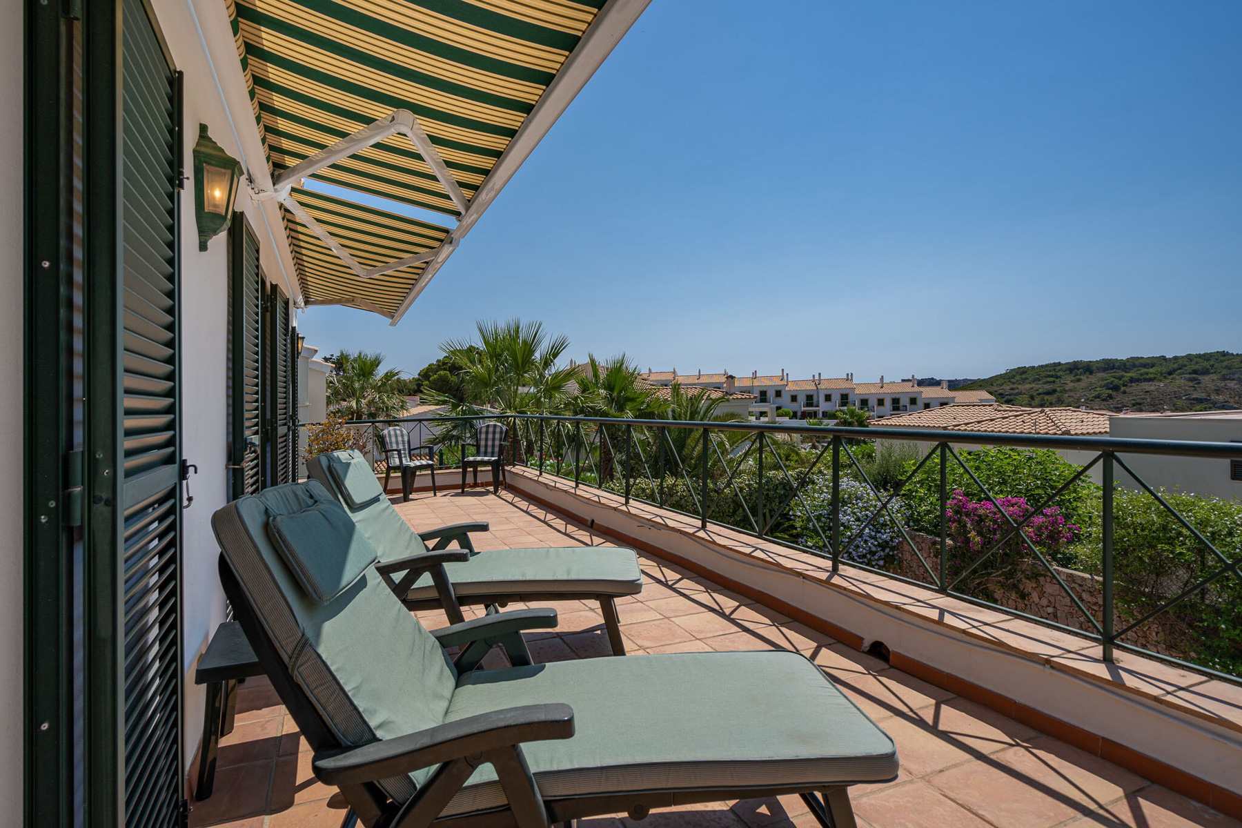 Con una vista mozzafiato sul porto, una piscina privata riscaldata e un delizioso giardino d'inverno dove rilassarsi, questa villa è la base ideale per esplorare la parte settentrionale di Minorca.