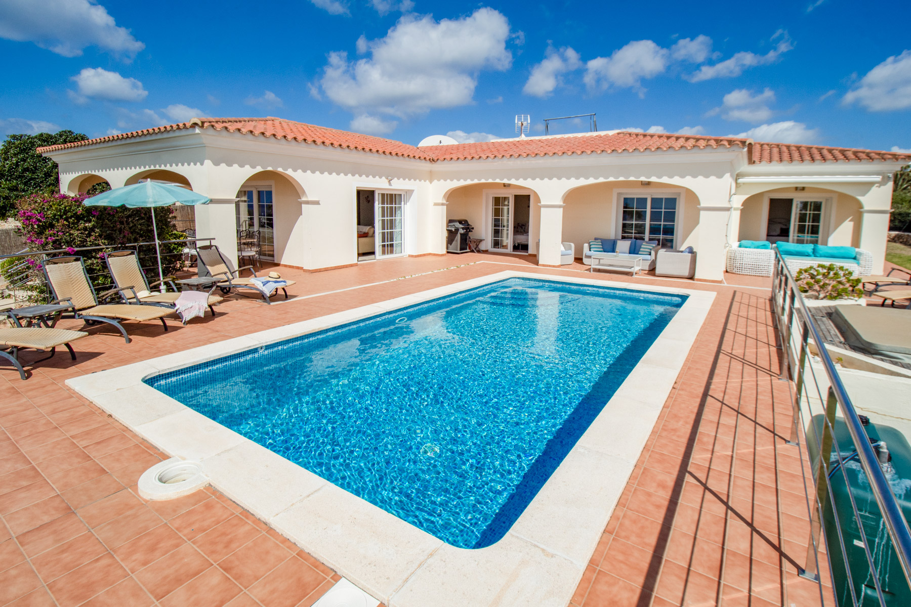 Godetevi la vista panoramica sul mare dalla terrazza sul tetto, divertitevi con una partita a ping pong o rilassatevi a bordo piscina riscaldata in questa incantevole villa per famiglie a Minorca.