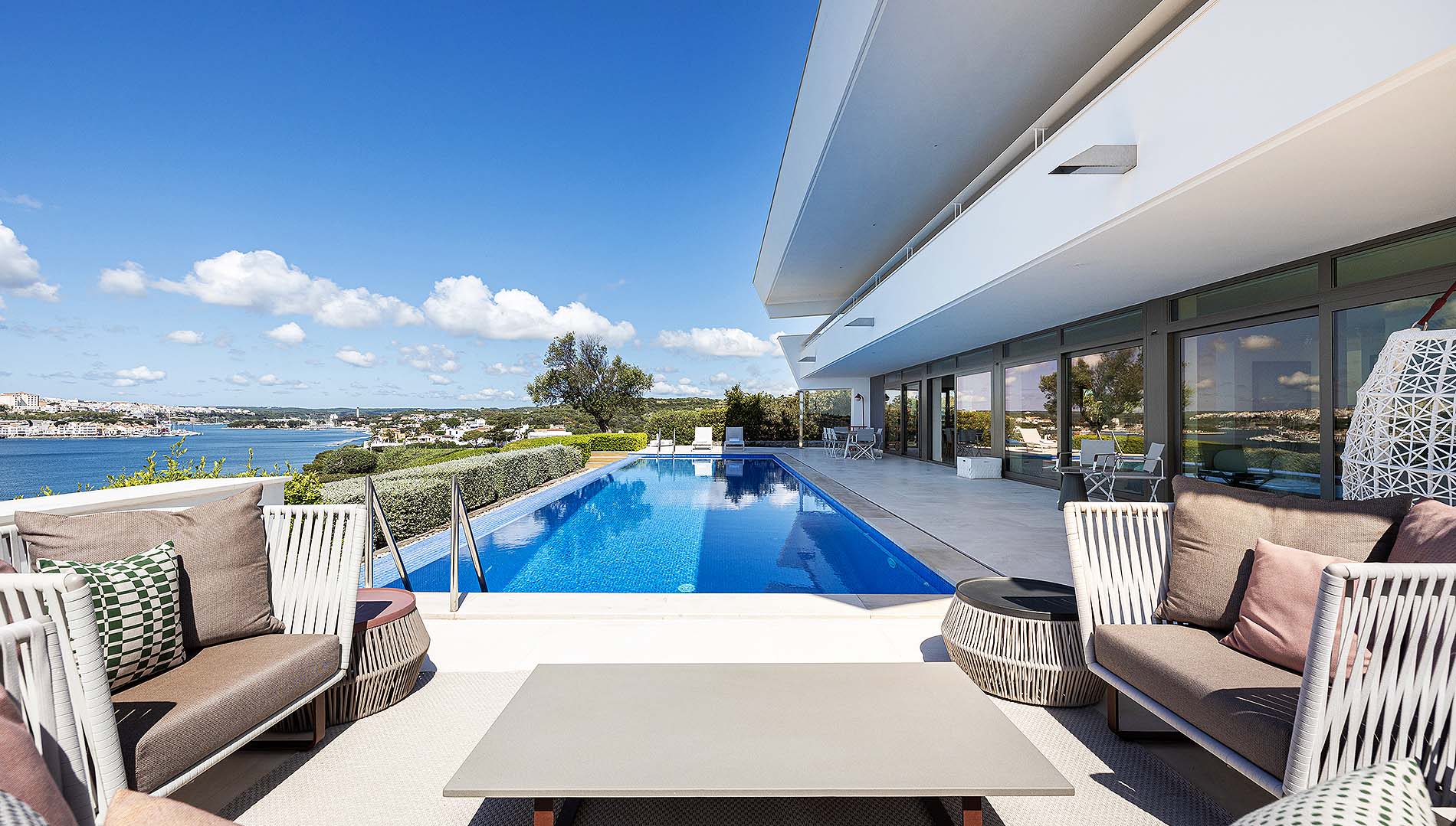 Moderna villa costiera in affitto a San Antoni nel porto di Mahon