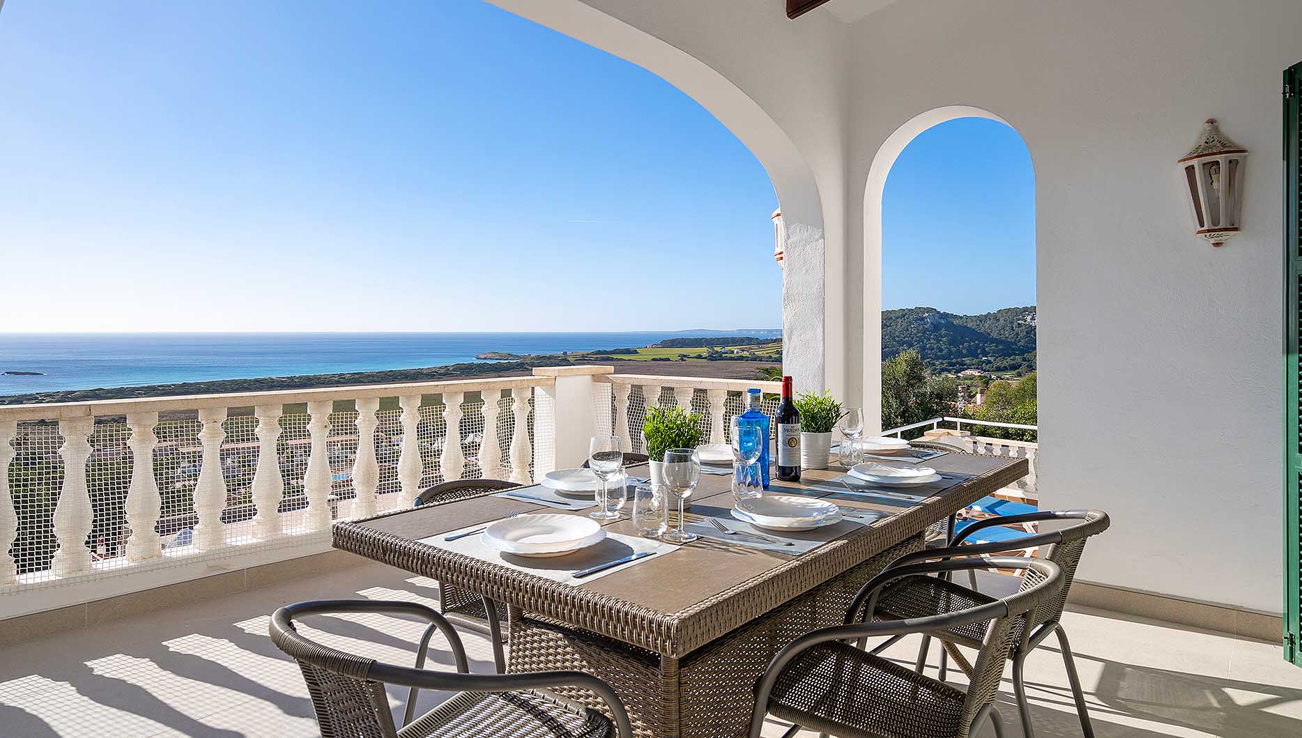 Villa familiare a San Jaime con vista mare e piscina privata.