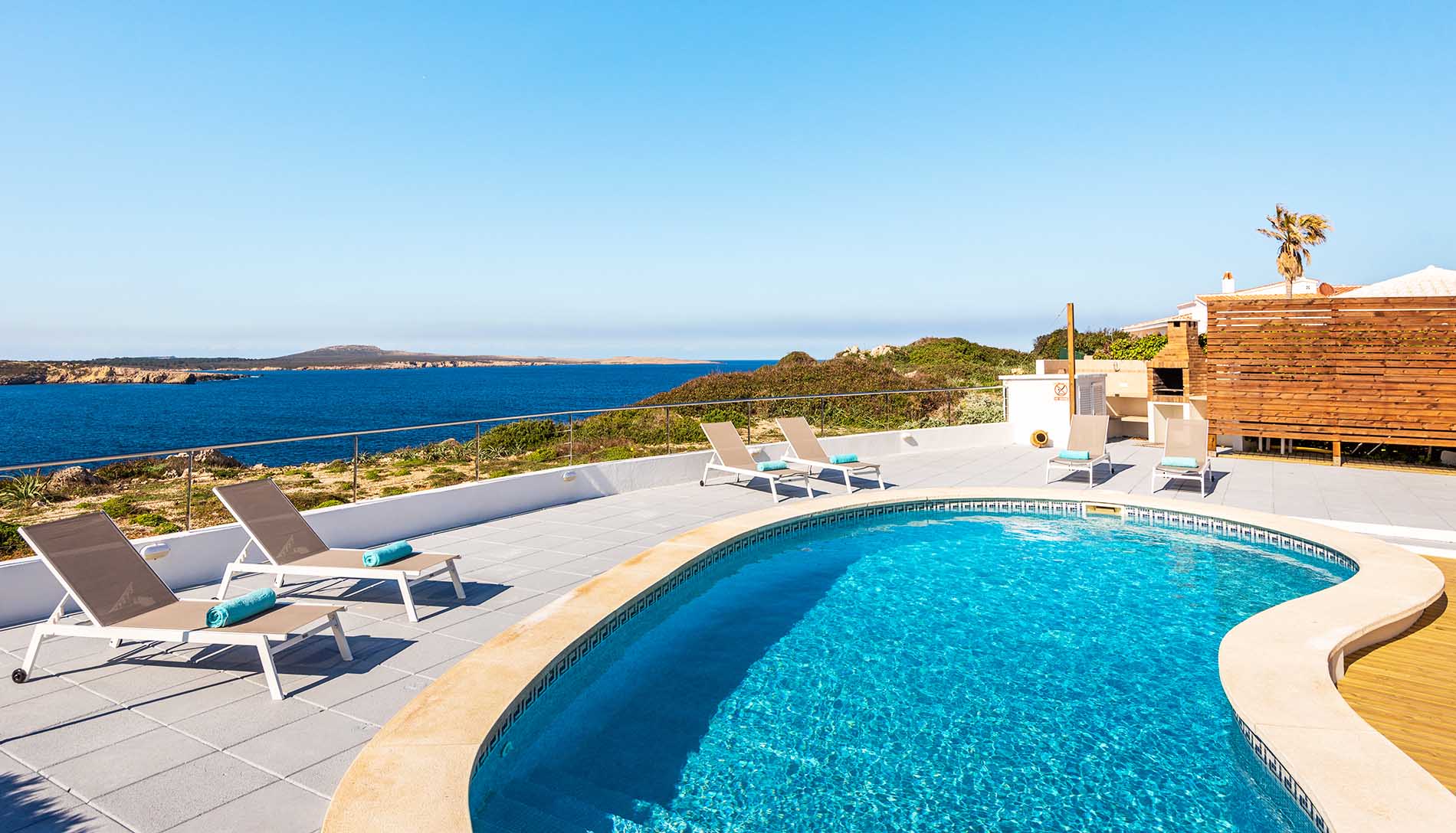 Villa familiare ad Arenal con vista mare e piscina privata.