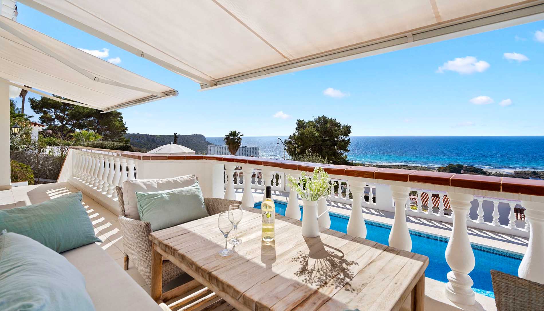 Villa costiera con fantastica vista sul mare a Son Bou.