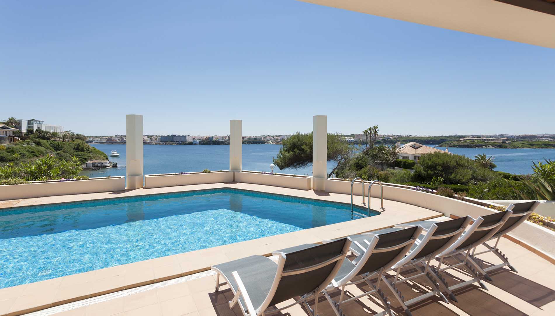 Ville con piscina a Cala Llonga