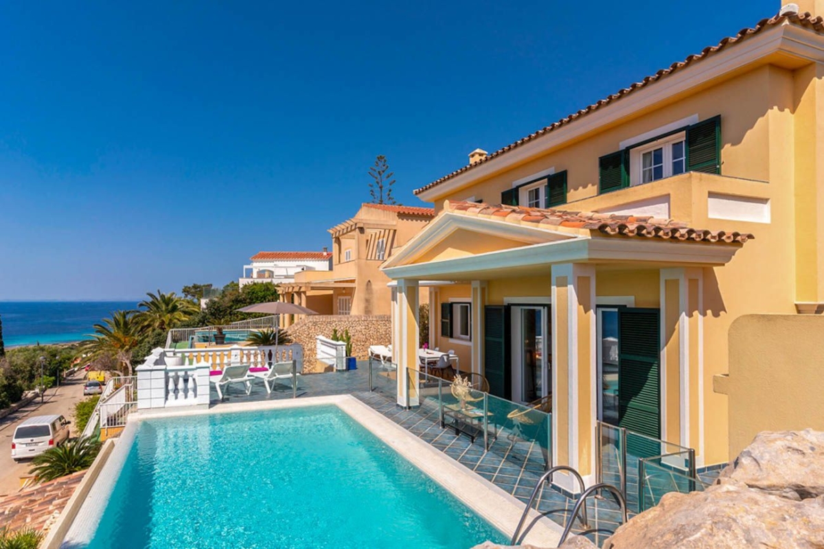 Scoprite Casa Migjorn, una splendida villa con viste mozzafiato sull'oceano, interni eleganti e una magnifica piscina a sfioro.