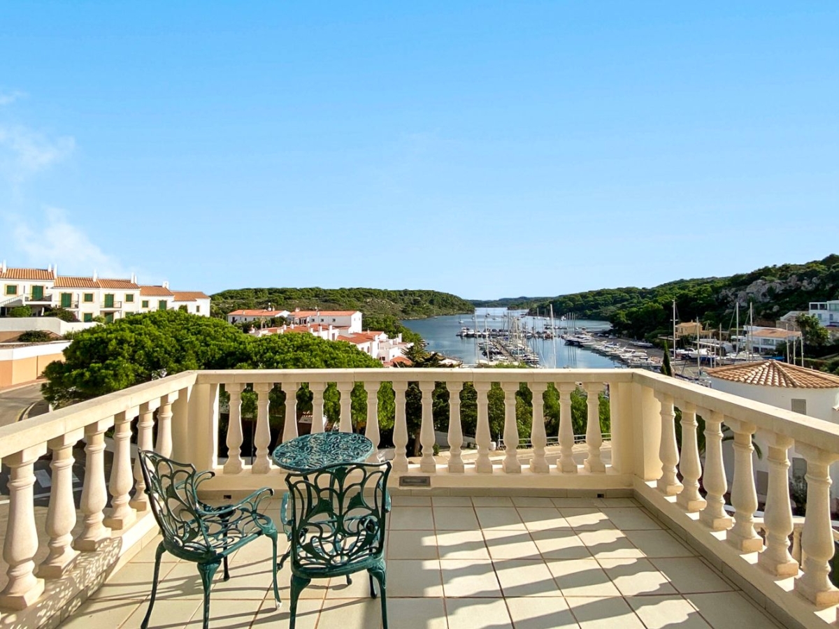 Con una piscina privata esposta a sud che gode del sole tutto il giorno, una splendida vista sul porto turistico e sull'estuario e negozi e ristoranti raggiungibili a piedi in 2 minuti, questa villa è il luogo ideale per il vostro soggiorno a Minorca.