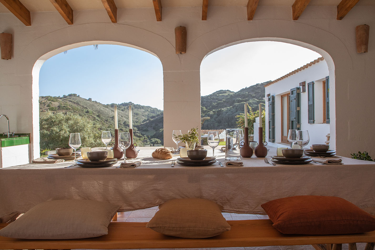 Scopri un'oasi di lusso e relax nella rustica parte settentrionale di Minorca in questa elegante e appartata casa di campagna.